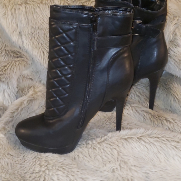 Black and Gold Quilted 4in Heel Boots Size 8.5 - Picture 3 of 7